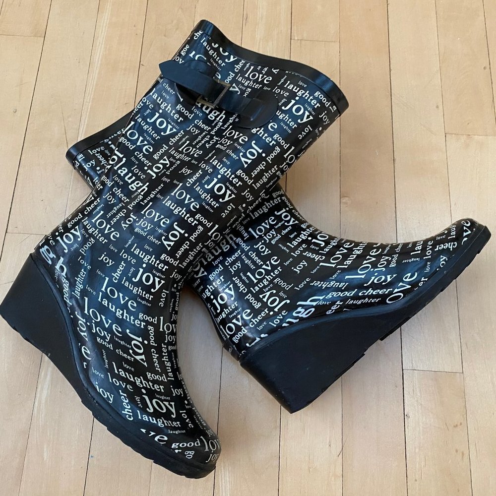 Pattered Mid-Calf Rubber Wedge Heel Rain Boot